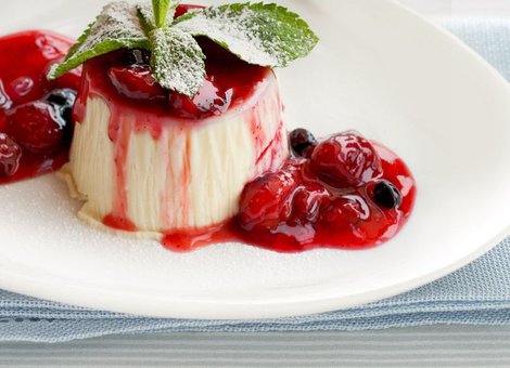 Pannacotta with berries, chocolate or caramel