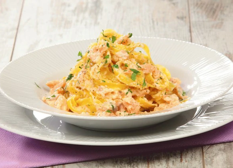 Pasta with salmon, pink pepper and cream