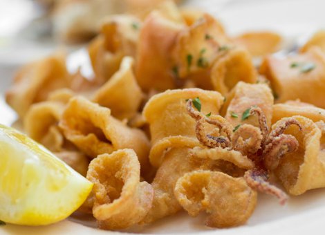 Fried squids with caper sauce