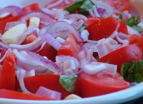 Tomaten und Zwiebeln Salat