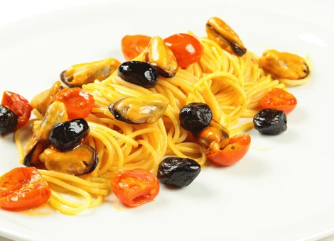 Spaghetti cozze pomodorini e olive taggiasche