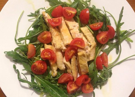 Sliced chicken with rocket and tomatoes
